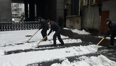 浴“雪”奮戰(zhàn) -----浙江城建物業(yè)公司組織鏟雪行動